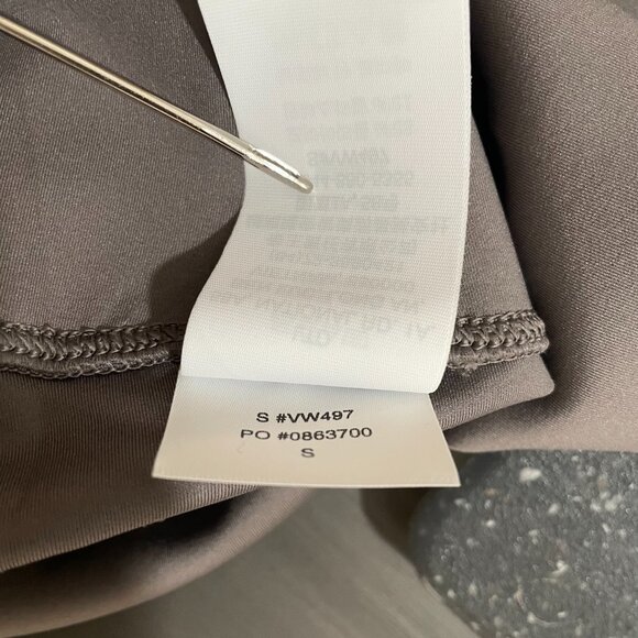 Vuori Evolve leggings in Smoke New! - Picture 9 of 11